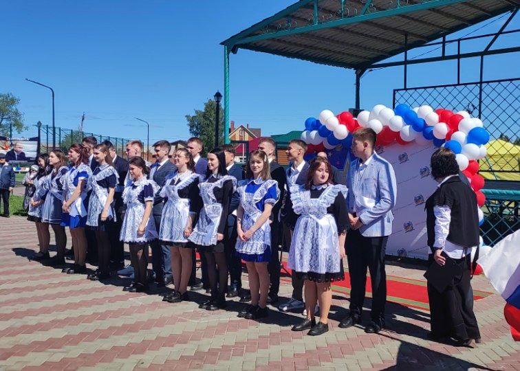 25 мая в гимназии прошла торжественная линейка, посвящённая Последнему звонку..